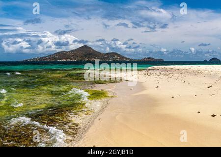 Türkisfarbenes, karibisches Meer Blick auf Petite Martinique von der Küste der Insel Mopian mit kleinen Wellen und Riff: Saint Vincent und die Grenadinen #2. Stockfoto