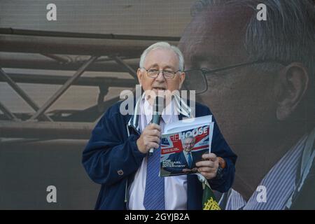 London, Großbritannien. September 2021. Der konservative Abgeordnete Sir Peter Bottomley spricht bei der Kundgebung. Demonstranten versammelten sich auf dem Parliament Square, um die Regierung aufzufordern, sich mit Fragen zu befassen, die die Pächter betreffen, einschließlich der Beendigung des Verkleidungsskandals und des veralteten Pachtsystems. Stockfoto