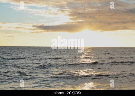 Nach mehreren Tagen Regen kam ein klarer Sonnenuntergang mit faszinierenden Farben Stockfoto