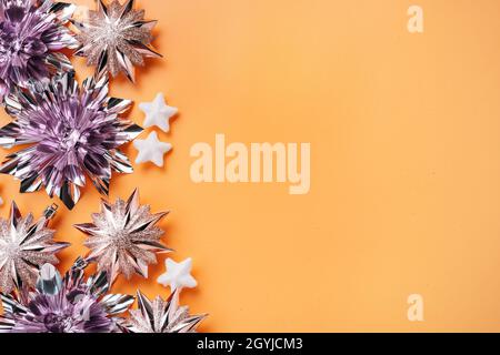 Draufsicht auf glänzende Weihnachtsdekorationen Stockfoto