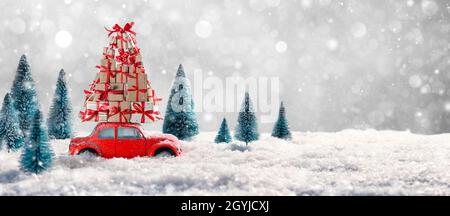 Deformierte Und Unkenntlich Auto Trägt Weihnachtsgeschenke Stockfoto