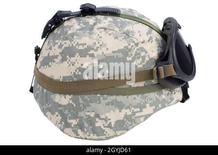 Us army Kevlar Helm mit Brille isoliert auf weißem Stockfoto