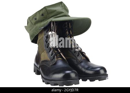 Stiefel und Mütze der U.S. MARINES mit Hundeanhänger auf weißem Hintergrund isoliert Stockfoto