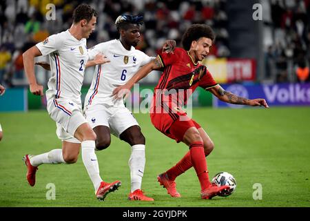 Benjamin Pavard , der Franzose Paul Pogba und der Belgier Axel Witsel treten beim Halbfinalspiel der UEFA Nations League zwischen Belgien und Frankreich im Juventus-Stadion in Turin (Italien) am 7. Oktober 2021 um den Ball an. Foto Andrea Staccioli / Insidefoto Stockfoto