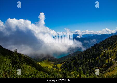 Blick über Wolken, die über den walchensee in den bayerischen alpen ziehen Stockfoto