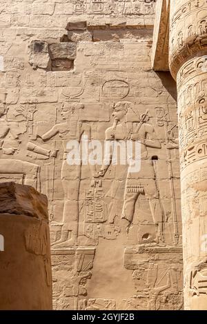 Altägyptische Wandmalereien und Schriften an den Steinmauern des Karnak-Tempels in Luxor Stockfoto