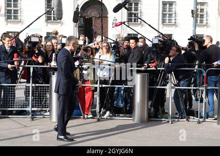 Wien, Österreich. 08. Okt. 2021. Der föderale Parteiführer Herbert Kickl von der FPÖ auf dem Weg zum Bundespräsidenten zu einer nicht-öffentlichen Medienernennung. Thema: Regierungskrise in Osterreich. Kredit: Franz Perc / Alamy Live News Stockfoto