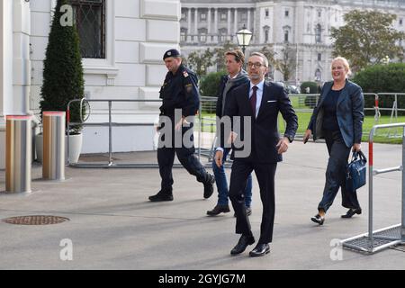 Wien, Österreich. 08. Okt. 2021. Der föderale Parteiführer Herbert Kickl von der FPÖ auf dem Weg zum Bundespräsidenten zu einer nicht-öffentlichen Medienernennung. Thema: Regierungskrise in Osterreich. Kredit: Franz Perc / Alamy Live News Stockfoto