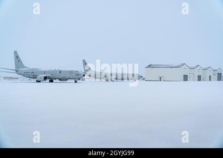 200102-N-CR843-0006 KEFLAVIK, Island (Jan 02, 2020) zwei der Patrol Squadron (VP) 4 zugewiesene P-8A Poseidon-Seepatrouille- und Aufklärungsflugzeuge werden nach einem Schneesturm am 02. Januar 2020 auf dem Vorfeld der Keflavik Air Base geparkt. VP-4 wird im 6. Einsatzgebiet der US-Flotte mit Sitz in Neapel, Italien, eingesetzt und führt Operationen häufig in Zusammenarbeit mit gemeinsamen, alliierten und interagenturischen Partnern durch, um die nationalen Interessen der USA sowie die Sicherheit und Stabilität in Europa und Afrika zu fördern. (USA Navy Foto von Aircrew Survival Equipmentman Airman Apprentice Amariv Perez) Stockfoto