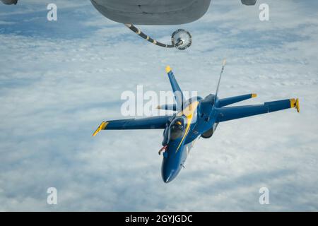 Us Navy Lieutenant Cmdr. Brandon Hempler, Blue Angels Pilot, bereitet den Kontakt mit dem DROGUE einer KC-10 Extender aus der 78th Air Refuelling Squadron, 514Th Air Mobility Wing, Joint Base Mc Guire-Dix - Lakehurst, New Jersey, Jan. 3, 2020. Der Blaue Engel fliegen individuell nummeriert McDonnell Douglas F/A-18 Hornet. Mitglieder aus dem 78 ARS flog ein Ausfall der US Navy Blue Angels sowie Schiff Ladung von Travis Air Force Base, Calif., Joint Base Pearl Harbor-Hickam, Hawaii tanken. Stockfoto