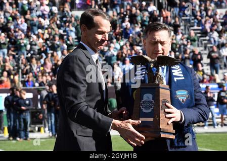 Stabsfeldwebel David Bellavia, der erste und einzige lebende Träger der Ehrenmedaille aus dem Irakkrieg, erhält den Lockheed Martin Armed Forces Bowl Great American Patriot Award während der Halbzeit im Amon G. Carter Stadium in Ft. Worth, Texas, 4. Januar 2020. Tulane eroberte Southern Miss 30 bis 13. (USA Foto der Küstenwache von der Kleinbeamten der 2. Klasse, Johanna Strickland) Stockfoto