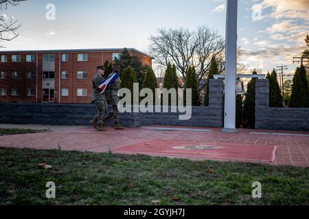 US-Marineinfanteristen mit Hauptquartier und Dienstbataillon, Henderson Hall, Hauptquartier Marine Corps, heben das nationale Fähnchen zu Ehren von General Paul X. Kelley, dem 28. Kommandanten des Marine Corps' Passing, an der Joint Base Ft. Myer-Henderson Hall, Arlington, Virginia, 5. Januar 2020. Farben können auf Anordnung des Präsidenten nach dem Tod von Hauptfiguren der Regierung der Vereinigten Staaten und des Gouverneurs eines Staates, Territoriums oder Besitzes als Zeichen ihres Gedächtnisses geflogen werden. (USA Marine Corps Foto von Lance CPL. Morgan L. R. Burgess) Stockfoto