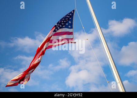 US-Marineinfanteristen mit Hauptquartier und Dienstbataillon, Henderson Hall, Hauptquartier Marine Corps, heben das nationale Fähnchen zu Ehren von General Paul X. Kelley, dem 28. Kommandanten des Marine Corps' Passing, an der Joint Base Ft. Myer-Henderson Hall, Arlington, Virginia, 5. Januar 2020. Farben können auf Anordnung des Präsidenten nach dem Tod von Hauptfiguren der Regierung der Vereinigten Staaten und des Gouverneurs eines Staates, Territoriums oder Besitzes als Zeichen ihres Gedächtnisses geflogen werden. (USA Marine Corps Foto von Lance CPL. Morgan L. R. Burgess) Stockfoto