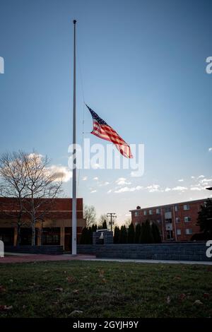 US-Marineinfanteristen mit Hauptquartier und Dienstbataillon, Henderson Hall, Hauptquartier Marine Corps, heben das nationale Fähnchen zu Ehren von General Paul X. Kelley, dem 28. Kommandanten des Marine Corps' Passing, an der Joint Base Ft. Myer-Henderson Hall, Arlington, Virginia, 5. Januar 2020. Farben können auf Anordnung des Präsidenten nach dem Tod von Hauptfiguren der Regierung der Vereinigten Staaten und des Gouverneurs eines Staates, Territoriums oder Besitzes als Zeichen ihres Gedächtnisses geflogen werden. (USA Marine Corps Foto von Lance CPL. Morgan L. R. Burgess) Stockfoto