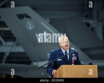 Col. David Smith, scheidender Kommandant des 158. Kampfflügels der Vermont Air National Guard, spricht während einer Befehlswechselzeremonie für den Flügel, Vermont Air National Guard Base, South Burlington, V., 5. Januar 2020, Flügelmitglieder, Familie und Freunde an, die anwesend sind. Oberst David Shevchik Jr. übernimmt das Kommando über den Flügel von Smith, der nach mehr als 30 Jahren in der Vermont Air National Guard in den Ruhestand geht. (USA Foto der Air National Guard von Tech. Sgt. Ryan Campbell) Stockfoto