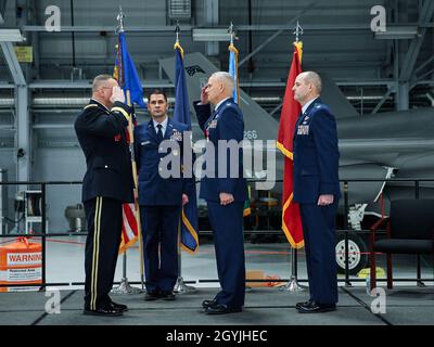 Oberst David Smith, scheidender Kommandant des 158. Kampfflügels der Vermont Air National Guard, gibt das Kommando über den Flügel an Army Brig ab. General Greg Knight, Adjutant General der Vermont National Guard, während einer Befehlswechselzeremonie für den Flügel, Vermont Air National Guard Base, South Burlington, V., 5. Januar 2020. Oberst David Shevchik Jr. übernimmt das Kommando über den Flügel von Smith, der nach mehr als 30 Jahren in der Vermont Air National Guard in den Ruhestand geht. (USA Foto der Air National Guard von Tech. Sgt. Ryan Campbell) Stockfoto