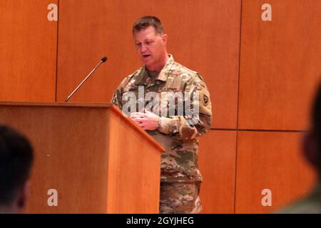 Befehl Sgt. Maj. Brian L. Webb, ankommender Kommandofeldwebel-Major des 60. Truppenkommandos, spricht bei einer Zeremonie zur Änderung der Verantwortung im Joint Force Headquarter, Raleigh, North Carolina, am 5. Januar 2020, an das Publikum. Die Zeremonie bedeutet den Verzicht auf die Befehlsgewalt vom scheidenden leitenden nichtbeauftragten Offizier an den neuen leitenden NCO, der die Soldaten daran erinnert, dass der leitende NCO für die gute Ordnung und Disziplin der Truppen verantwortlich ist. Dies erinnert auch den leitenden NCO an seine Verantwortung für das Wohlergehen der Truppen. (USA Foto der Armee-Nationalgarde von PFC. Logan Stockfoto