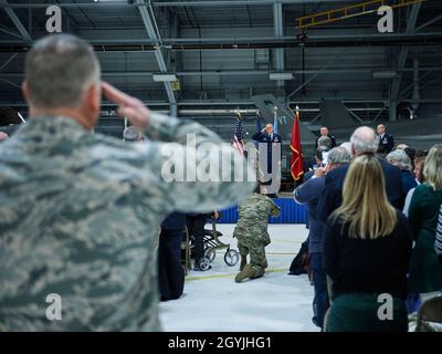 Der 158th Fighter Wing, Vermont Air National Guard, grüßt Colon. David Smith, den scheidenden Kommandanten des Flügels, während einer Befehlswechselzeremonie für den Flügel, Vermont Air National Guard Base, South Burlington, V., 5. Januar 2020. Oberst David Shevchik Jr. übernimmt das Kommando über den Flügel von Smith, der nach mehr als 30 Jahren in der Vermont Air National Guard in den Ruhestand geht. (USA Foto der Air National Guard von Tech. Sgt. Ryan Campbell) Stockfoto