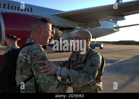 Befehl Sgt. Maj. Carl M. Sheckles begrüßt Soldaten der 11. Expeditionary Combat Aviation Brigade und der 244. ECAB, die nach einem neunmonatigen Einsatz zur Unterstützung der Operation Spartan Shield und der Operation Inhärent Resolve am 5. Januar 2020 auf dem Larkin Airfield, Fort Hood, Texas, mit Stolz aus dem Flugzeug steigen. Stockfoto