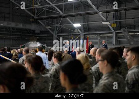 Col. David Smith, scheidender Kommandant des 158. Kampfflügels, grüßt die Luftwaffe der Vermont Air National Guard während einer Befehlswechselzeremonie für den Flügel, Vermont Air National Guard Base, South Burlington, V., 5. Januar 2020. Oberst David Shevchik Jr. übernimmt das Kommando über den Flügel von Smith, der nach mehr als 30 Jahren in der Vermont Air National Guard in den Ruhestand geht. (USA Foto der Air National Guard von Fräulein Julie M. Shea) Stockfoto