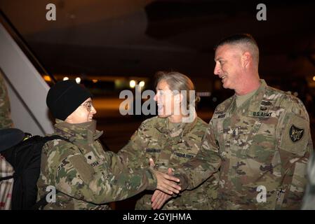 Brig. General Jamelle Shawley und Command Sgt. Maj. Juddiah Mooso, das Army Reserve Aviation Command-Team, gratuliert als erste in der Reihe der 11. Expeditionary Combat Aviation Brigade und 244. ECAB-Soldaten, die am 5. Januar von einem neunmonatigen Einsatz nach Hause zurückgekehrt sind, vom Larkin Airfield, Fort Hood, Texas, aus dem Flugzeug steigen. 2020 zur Unterstützung der Operation Spartan Shield und der Operation Inhärent Resolve. Stockfoto