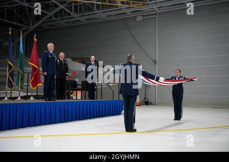 Die Farben werden von Mitgliedern der Ehrenwache der Basis dem scheidenden Kommandanten Col. David Smith während der Zeremonie zur Änderung des Kommandos für den 158. Kampfflügel, Vermont Air National Guard Base, South Burlington, V., 5. Januar 2020, überreicht. Oberst David Shevchik Jr. übernimmt das Kommando über den Flügel von Smith, der nach mehr als 30 Jahren in der Vermont Air National Guard in den Ruhestand geht. (USA Foto der Air National Guard von Fräulein Julie M. Shea) Stockfoto