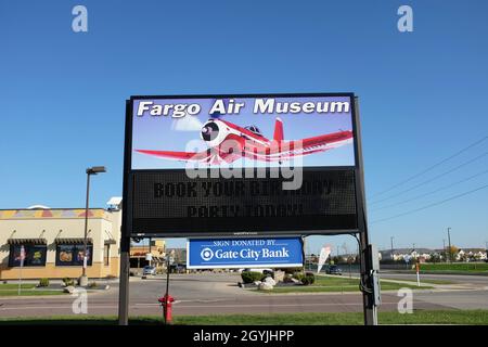 FARGO, NORTH DAKOTA - 4 Okt 2021: Schild am Fargo Air Museum befindet sich am Hector International Airport. Stockfoto