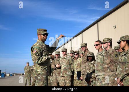 Der Generalmajor AC Roper wendet sich an die 11. Expeditionary Combat Aviation Brigade und die 244. ECAB-Soldaten und gratuliert ihnen zu ihrer Leistung und ihren Bemühungen während ihres neunmonatigen Einsatzes zur Unterstützung der Operation Spartan Shield und der Operation Inhärent Resolve am 6. Januar 2020 in Fort Hood, Texas. Stockfoto