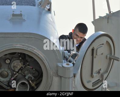 Ein Freiwilliger der US-Marine arbeitet auf einer offenen Mk. 143 Armored Box Launcher an Bord des stillgelegten Schlachtschiffs der Iowa-Klasse, USS Wisconsin (BB-64) am Ende eines COMREL-Ereignisses, an dem Seeleute vom Dam Neck-Kontingent des US-amerikanischen Raketenabwehrsystems Aegis – Rumänien, Naval Support Activity – Hampton Roads und Naval Medical Center Portsmouth beteiligt waren. (US Navy Photo von Max Lonzanida/veröffentlicht). Stockfoto