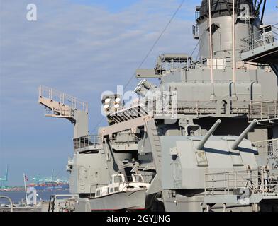 Ein Blick auf den neu angehobenen Mk.143 Armored Box Launcher an Bord des stillgelegten Schlachtschiffs der Iowa-Klasse, USS Wisconsin (BB-64). Die Trägerrakete wurde zuletzt vor 28 Jahren während des Golfkrieges 1991 eröffnet. Das Verladen leerer Tomahawk Cruise Missile Tubes und die anschließende Anhebung waren das Ergebnis eines einzigartigen COMREL-Ereignisses, an dem Seeleute vom Dam Neck-Kontingent des US-amerikanischen Raketenabwehrsystems Aegis – Rumänien, Naval Support Activity – Hampton Roads und Naval Medical Center Portsmouth beteiligt waren. (US Navy Photo von Max Lonzanida/veröffentlicht). Stockfoto