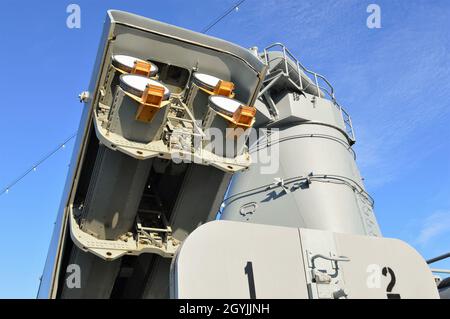 Ein Blick auf den neu angehobenen Mk.143 Armored Box Launcher an Bord des stillgelegten Schlachtschiffs der Iowa-Klasse, USS Wisconsin (BB-64). Die Trägerrakete wurde zuletzt vor 28 Jahren während des Golfkrieges 1991 eröffnet. Das Verladen leerer Tomahawk Cruise Missile Tubes und die anschließende Anhebung waren das Ergebnis eines einzigartigen COMREL-Ereignisses, an dem Seeleute vom Dam Neck-Kontingent des US-amerikanischen Raketenabwehrsystems Aegis – Rumänien, Naval Support Activity – Hampton Roads und Naval Medical Center Portsmouth beteiligt waren. (US Navy Photo von Max Lonzanida/veröffentlicht). Stockfoto