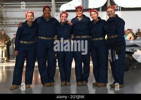 Mitarbeiter der US-Luftwaffe. Sgt. Ana L. Merkel, links, eine Munitionsinspektatorin der 31. Munitionsgeschwader, Staff Sgt. Catharyn M. Clyde, eine Aufsichtsperson für die Munitionskontrolle der 31. MUNS, Staff Sgt. Nicole D. Jarvis, eine NCOIC der Unterstützung konventioneller Munitionswaffen von den 31. MUNS, Senior Airman Audrey M. Naputi, ein Munitionsinspektor der 731. Munitionsschwadron, Airman 1st Class Ashlyn B Martin, ein Lagerverwaltungstechniker von den 31. MUNS, Airman Erin N. Brumm, rechts, Ein Lagerverwaltungstechniker der 31. MUNS posiert für ein Foto auf dem Aviano Air Base, Italien, am 7. Januar 2020. Das Team Stockfoto