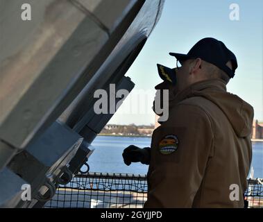 Chef Jason Hartberger, der dem Naval Medical Center-Portsmouth zugewiesen wurde, inspiziert das Innere eines offenen Mk. 143 Armored Box Launcher zusammen mit einem Nauticus Volunteer an Bord des stillgelegten Schlachtschiffs der Iowa-Klasse, USS Wisconsin (BB-64) am Ende eines COMREL-Ereignisses, an dem Seeleute vom Dam Neck-Kontingent des US-amerikanischen Raketenabwehrsystems Aegis – Rumänien, Naval Support Activity – Hampton Roads und Naval Medical Center Portsmouth beteiligt waren. (US Navy Photo von Max Lonzanida/veröffentlicht). Stockfoto