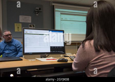 Fred Parody, der dem Training Support Center Grafenwoehr zugewiesen wurde, liefert Anweisungen während der ersten Schulung „Training Support-Material Army-Wide Tracking System“ (TS-MATS) mit Adobe Connect am Distance Learning Center in Vilseck, Deutschland, 7. Januar 2020. Der Kurs wurde von Barry Rose, leitender Analyst für Anwendungssysteme und TRADOC (U.S. Army Training and Doctrine Command) Capabilities Manager bei Fort Eustis, Virginia, durchgeführt. (Foto der US-Armee von SPC. Denice Lopez) Stockfoto