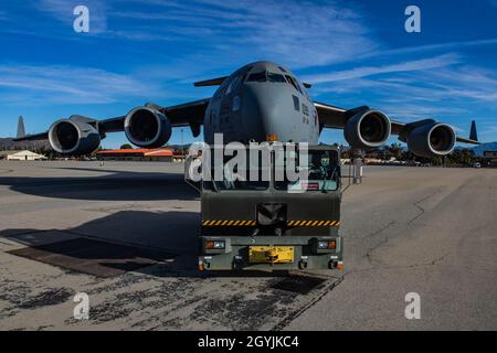 Master-Sgt. Gerald „John“ Christy und Meister Sgt. Bill Richey, beide Crewchefs des 911. Flugzeugwartungsgeschwaders, blicken auf einen C-17 Globemaster III zurück, der dem 911. Luftlift-Flügel zugewiesen wurde, während er auf ihre Begleitung zum genauen Standort des Waschbeckens auf der March Air Reserve Base, Kalifornien, am 7. Januar 2020 wartete. Das Flugzeug befand sich im März auf ARB, um eine gründliche und detaillierte Wäsche zu erhalten, bevor es zu einer Überprüfung der Home Station kam. (USA Luftstreitkräfte-Foto von Joshua J. Seybert) Stockfoto