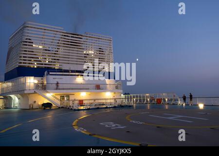 Hubschrauberlandeplatz auf dem Deck der Brittany Ferries, die am 14. September 2021 in Plymouth, Großbritannien, eine Roll-on-/Roll-off-Fähre für Autos und Fahrzeuge anlegt. Brittany Ferries ist der Handelsname der französischen Reederei BAI Bretagne Angleterre Irlande S.A., die 1973 von Alexis Gourvennec gegründet wurde und eine Flotte von Fähren und Kreuzfahrtfähren zwischen Frankreich und dem Vereinigten Königreich betreibt. Stockfoto