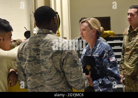 Royal Australian Air Force Warrant Officer Fiona Grasby, Warrant Officer der Air Force, spricht mit U.S. Airmen während einer Tour der hochrangigen Leaders Conference am 7. Januar 2020 auf dem Shaw Air Force Base (AFB), South Carolina. Die hochrangigen anwesenden Führungskräfte kommen aus den USA, Australien, Kanada, Jordanien, Kuwait, Libanon, Pakistan, Katar, das Königreich Saudi-Arabien, die Vereinigten Arabischen Emirate und das Vereinigte Königreich. Die Konferenz, die vom 6. Bis 9. Januar stattfand, bestand aus Teilnehmern, die die für die Luftstreitkräfte in jedem Land aufgestellte Truppe beschrieben, eine Führung durch die AFB Shaw und Diskussionen Stockfoto