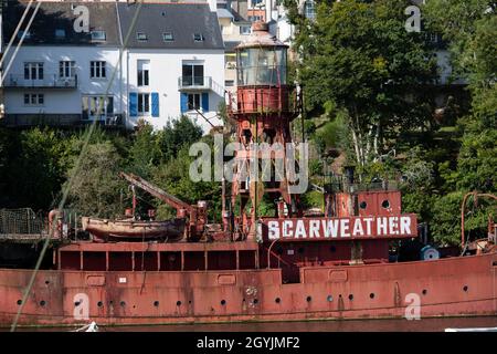 Ein altes Leuchtturmschiff Scarweather hat sich am 20. September 2021 in Douarnenez, Bretagne, Frankreich, im Hafen aufgemacht. Douarnenez hat drei Wohnungen und ist eine Gemeinde im französischen Departement Finistere. Es liegt an der Mündung des Pouldavid River, einer Mündung am Südufer der Douarnenez Bay im Atlantischen Ozean. Die Bretagne ist eine Halbinsel, eine historische Grafschaft und ein kulturelles Gebiet im Westen Frankreichs, das den westlichen Teil von dem umfasst, was während der römischen Besatzung als Armorica bekannt war. Es wurde ein unabhängiges Königreich und dann ein Herzogtum, bevor es mit dem Königreich Frankreich i vereinigt wurde Stockfoto