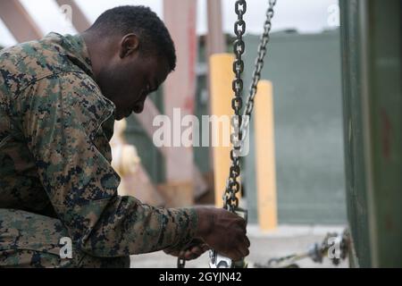 U.S. Marine Corps CPL. Christian Epps, ein Einschiffungsspezialist der Marine Aircraft Group (mag) 39, 3rd Marine Aircraft Wing (MAW), inspiziert Fracht während einer Mobilitätübung in der Marine Corps Air Station Camp Pendleton, Kalifornien, 9. Januar 2020. MAG-39 nutzte 3. MAW-Aktiva für die Verladung und den Transport von Fracht und Personal zur Unterstützung der Übung 2-20. Die Übung stellt sicher, dass die 3. MAW weiterhin geschult und bereit ist, rasch zur Unterstützung der nationalen Ziele zu reagieren. (USA. Marine Corps Foto von Lance CPL. Julian Elliott-Drouin) Stockfoto