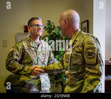 Brig. General Joe Heck, Kommandierender General, 807. Medizinisches Kommando (Einsatzunterstützung), begrüßt LT. General Charles Luckey, Chef der Army Reserve und Kommandant General, Army Reserve Headquarters - Fort Bragg, beim 807. Medizinischen Kommando (Einsatzunterstützung), Fort Douglas, Utah, 8. Januar 2020. (USA Army Reserve Photo von SPC. Ronald D. Bell) Stockfoto