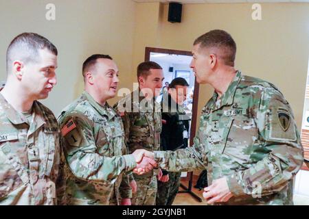 General Joe Jarrard, stellvertretender General der US Army Europe für die Nationalgarde der Armee, überreicht eine hervorragende Münze an den Generalmajor der US Army Reserve, Brian Casey, aus Helena, Montana, Leiter der Personalabteilung der 652. Regionalen Unterstützungsgruppe, Vor der Neujahrs-Tour der United Service Organizations auf dem Powidz Air Base, Powidz, Polen, im Januar 8. Die 652. RSG arbeitete mit Mitgliedern der USO und des polnischen Militärs zusammen, um die Show auf dem Luftwaffenstützpunkt Powis zu veranstalten. (USA Army Reserve Foto von Master Sgt. Ryan C. Minson, 652. Regional Support Group) Stockfoto