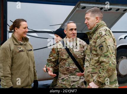 Von links, Oberst Erica Herzog aus Reston, Virginia, Kommandant der 652. Regionalen Unterstützungsgruppe, Senior-Berater des Vorsitzenden Ramon Colon-Lopez, Und der stellvertretende General der US Army Europe für die Nationalgarde, Maj. General Joe Jarrard, sprach kurz nach der Ankunft von Prominenten der United Service Organizations Tour auf dem Powidz Air Base, Powidz, Polen, im Januar 8. Die 652. RSG arbeitete mit Mitgliedern der USO und des polnischen Militärs zusammen, um die Show auf dem Luftwaffenstützpunkt Powis zu veranstalten. (USA Army Reserve Foto von Master Sgt. Ryan C. Minson, 652. Regional Support Group) Stockfoto