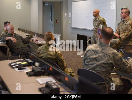 Maj. General Brian Borgen, 10. Kommandant der Luftwaffe, erhält einen Auftrag von Mitgliedern der 710. Sicherheitskräfte-Geschwader auf der Buckley Air Force Base, Colorado, 9. Januar 2019. Borgen wurde über einige der Herausforderungen informiert, vor denen der 710. SFS steht und bei denen er möglicherweise helfen kann. (USA Luftwaffe Foto von Airman 1st Class Haley N. Blevins) Stockfoto