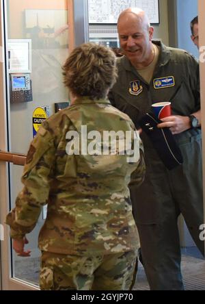 Col. Kelli Smiley, Kommandant des Hauptquartiers Air Reserve Personnel Center, begrüßt Maj. General Brian Borgen, Kommandant der 10. Luftwaffe, auf der ARPC auf der Buckley Air Force Base, Colorado, 9. Januar 2020. Borgen besuchte Buckley, um sich mit mehreren Einheiten zu treffen, die unter seinem Kommando stehen. (USA Luftwaffe Foto von Airman 1st Class Haley N. Blevins) Stockfoto