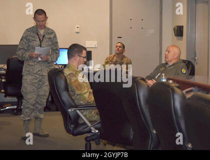 Maj. General Brian Borgen, 10. Kommandant der Luftwaffe, erhält einen Auftrag im Konferenzraum der Mission Control Station auf dem Luftwaffenstützpunkt Buckley, Colorado, 9. Januar 2020. Borgen besuchte das 4. Und 8. Space Warning Squadrons, wo er durch die Operationsebene ging und sich mit Mitgliedern der einzelnen Squadrons traf. (USA Luftwaffe Foto von Airman 1st Class Haley N. Blevins) Stockfoto