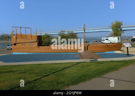 BISMARCK, NORTH DAKOTA - 3 Okt 2021: Kielboot im Keelboat Park, neben dem Missouri River und Teil des Missouri Valley Legacy Center. Stockfoto