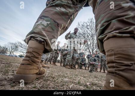 U.S. Army Master Sgt. Andre Bland von der Red Bank, N.J., leitet eine Gruppe von Kadetten des Ausbildungskorps der Reserveoffiziere der Clemson University während einer „Aktionen zum Ziel“-Feldübung auf dem Bowman Field, 9. Januar 2020. (Foto von Ken Scar) Stockfoto