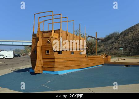 BISMARCK, NORTH DAKOTA - 3 Okt 2021: Kielboot im Keelboat Park, neben dem Missouri River und Teil des Missouri Valley Legacy Center. Stockfoto