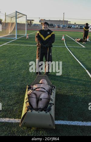 Ein Soldat des 32d Army Air and Missile Defense Command, Hauptquartier und Hauptquartier Battery, nimmt am 9. Januar 2020 an einer ACFT-ähnlichen Trainingsveranstaltung im Stout Field Teil. Alle Teammitglieder mussten einmal sprinten, den Skedco-Drag, die Seitenrunden und einen Wasserkrug mit sich führen, gefolgt von einem Sprint. Stockfoto