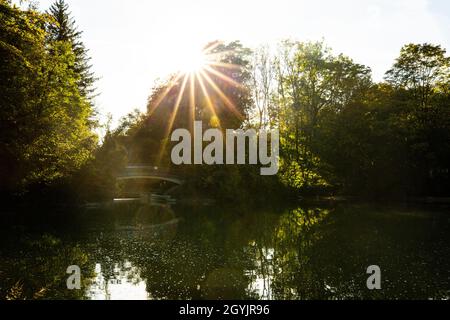 Brücke auf der Isar im Herbst Stockfoto